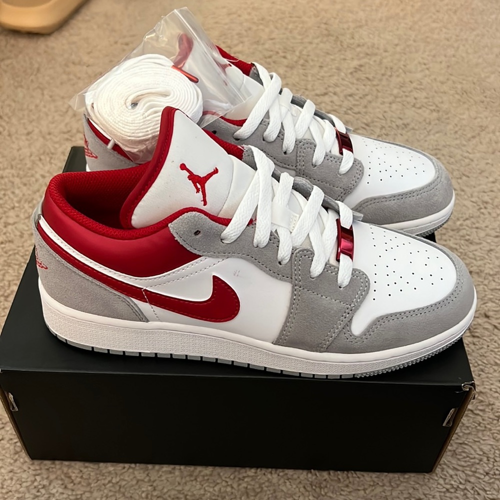 Air Jordan 1 Low SE 'Light Smoke Grey Gym Red'